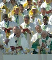 Fatherhood and motherhood originate in God, pope tells Fifth World Meeting of Families