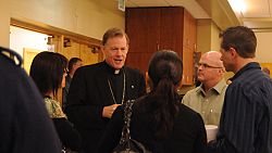 El Obispo Wester es el presentador en el retiro para los Elegidos