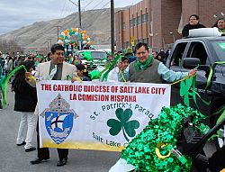 La Comisión Hispana participa en el desfile del día de San Patricio