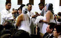 Dos parroquias celebran matrimonios comunitarios por primera vez