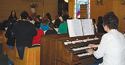 Nios católicos participan en un coro decembrino