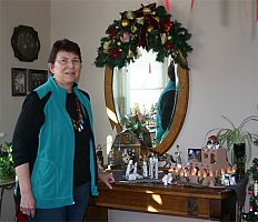 Parishioner opens her house to show crches