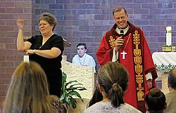 Misa 'Catholics Can Mass' honra al Obispo Wester y a Bibian Rendón