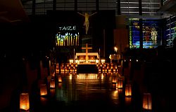 Taizé invites entire community to candlelit vigil