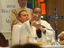 El padre Jorge Martinez celebra su ordenación al sacerdocio