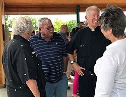 Tres parroquias diocesanas conmemoran los retiros de sus sacerdotes/ Monseor Robert Bussen