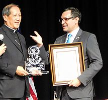 El Obispo Solis recibe reconocimiento por parte de la comunidad hispana