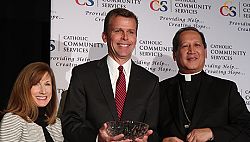 Catholic Community Services reconoce a Humanitarios del ao 
