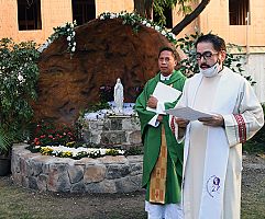 Sacerdote construye gruta Mariana en Centro Newman