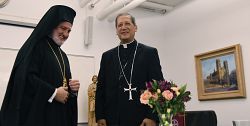 El Obispo Oscar Solis da la bienvenida al Arzobispo Griego Elphidophoros