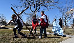 Viacrucis ensea a estudaintes el significado de la Crucifixión