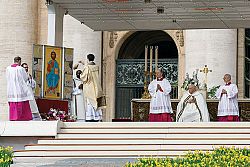 En Pascua, el Papa pide a Cristo que haga rodar las piedras de la guerra en todo el mundo