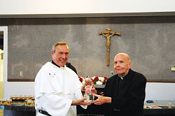 Monseor J. Terrence Fitzgerald es honrado con el premio Yves Congar