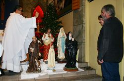 Estatuas religiosas son un regalo de la Epifanía para la parroquia de Magna