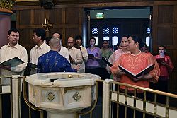 Comunidad Filipina da bienvenida a Obispo Solis