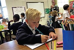 Nuevo programa ayuda a ensear escritura en las escuelas primarias Católicas