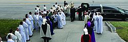 Durante su funeral el padre Patrick Elliott es recordado como un fiel siervo de Dios