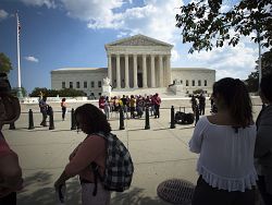Beneficiarios del programa Acción Diferida para los Llegados en la Infancia (DACA) manifiestan frente a la Corte Suprema de los Estados Unidos