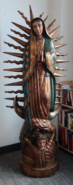 Estatua de Nuestra Seora de Guadalupe es agregada a la colección de arte de escuela Católica