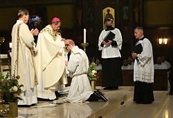 El obispo Solis ordena a Padre Dillon