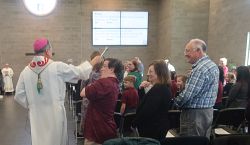Obispo Solis bendice nueva adición en la escuela de St. Olaf