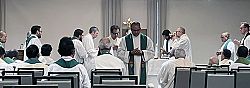 Sacerdotes diocesanos aprenden sobre las vocaciones durante la convocación anual de clero